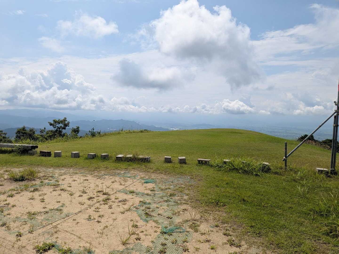山頂には三角点は無さそうです🥲