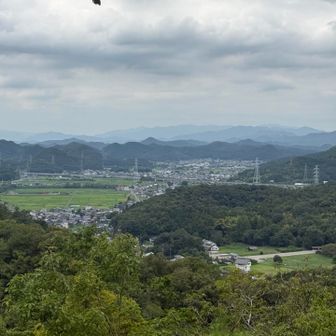 奥に妙法ヶ岳
小津三山(小津権現山・花房山・雷倉)