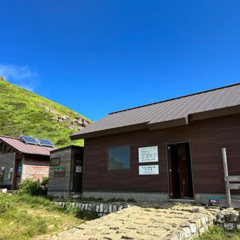 途中の避難小屋
