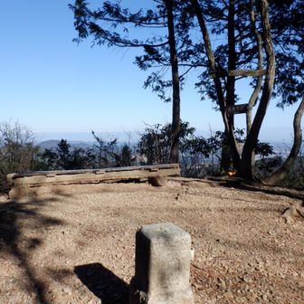 スカリ山435m。手前は四等三角点鎌北(標高434.84m)