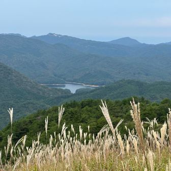 雨が心配なので、さっさと下山します。　聖湖かな？