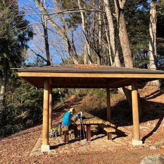 ポカポカ日の当たる東屋へ

朝ごはんは簡単にコンビニのおにぎりとカップヌードルで