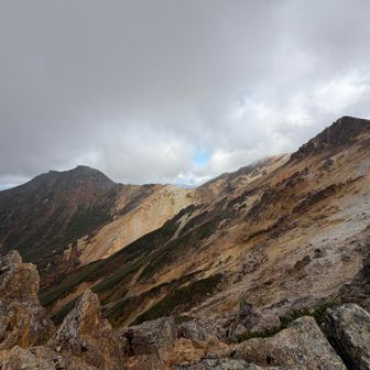 先日登れなかった愛別岳⛰️見えた
ガスガス真っ白になったり
風が吹いてコロコロ変わる
稜線を歩いてる人が見えた