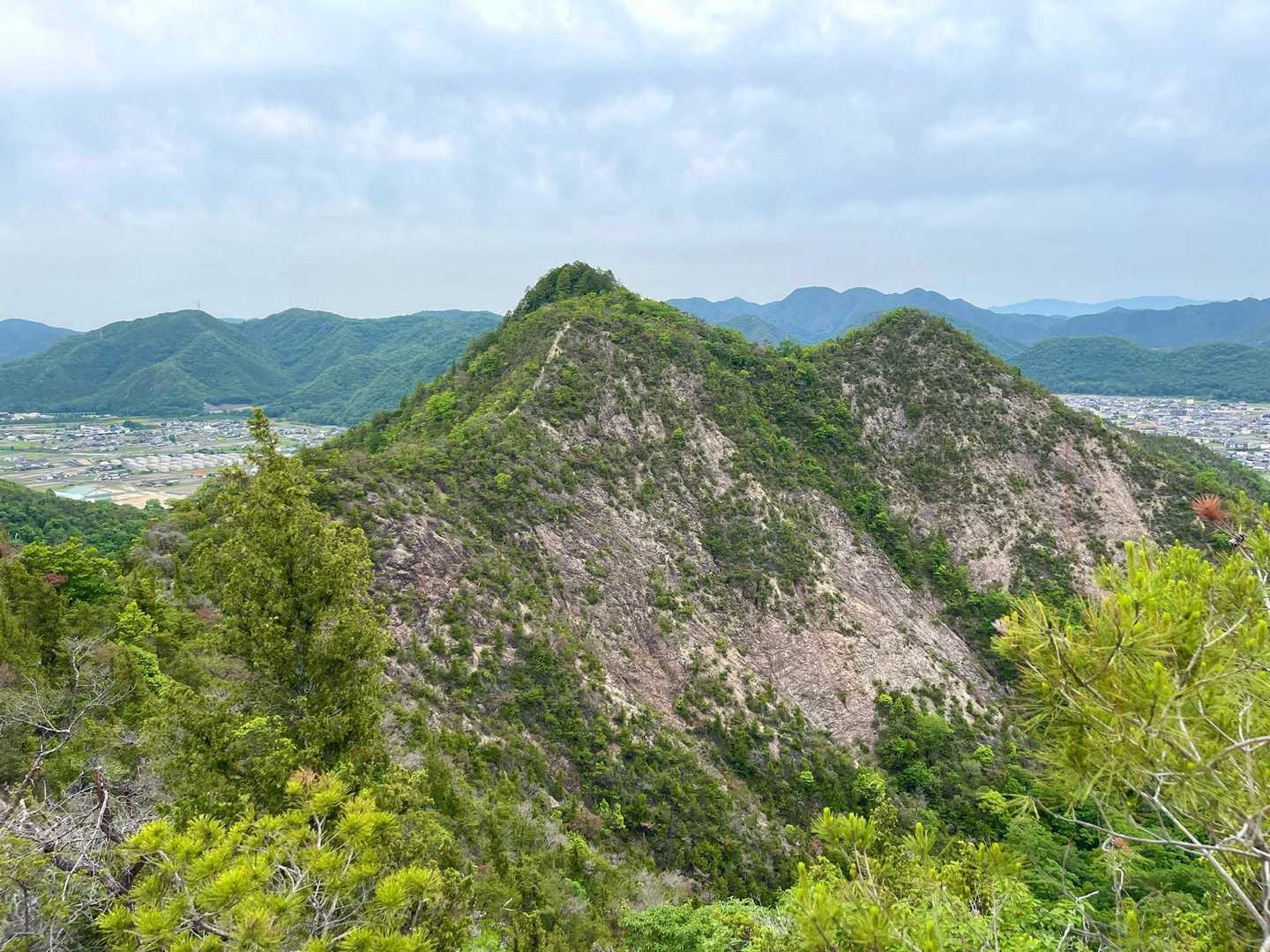 山の稜線に白い線のようなものが見えると思います。
これが登山道です。ちょっとした上り下りを何度か繰り返す登山道。
