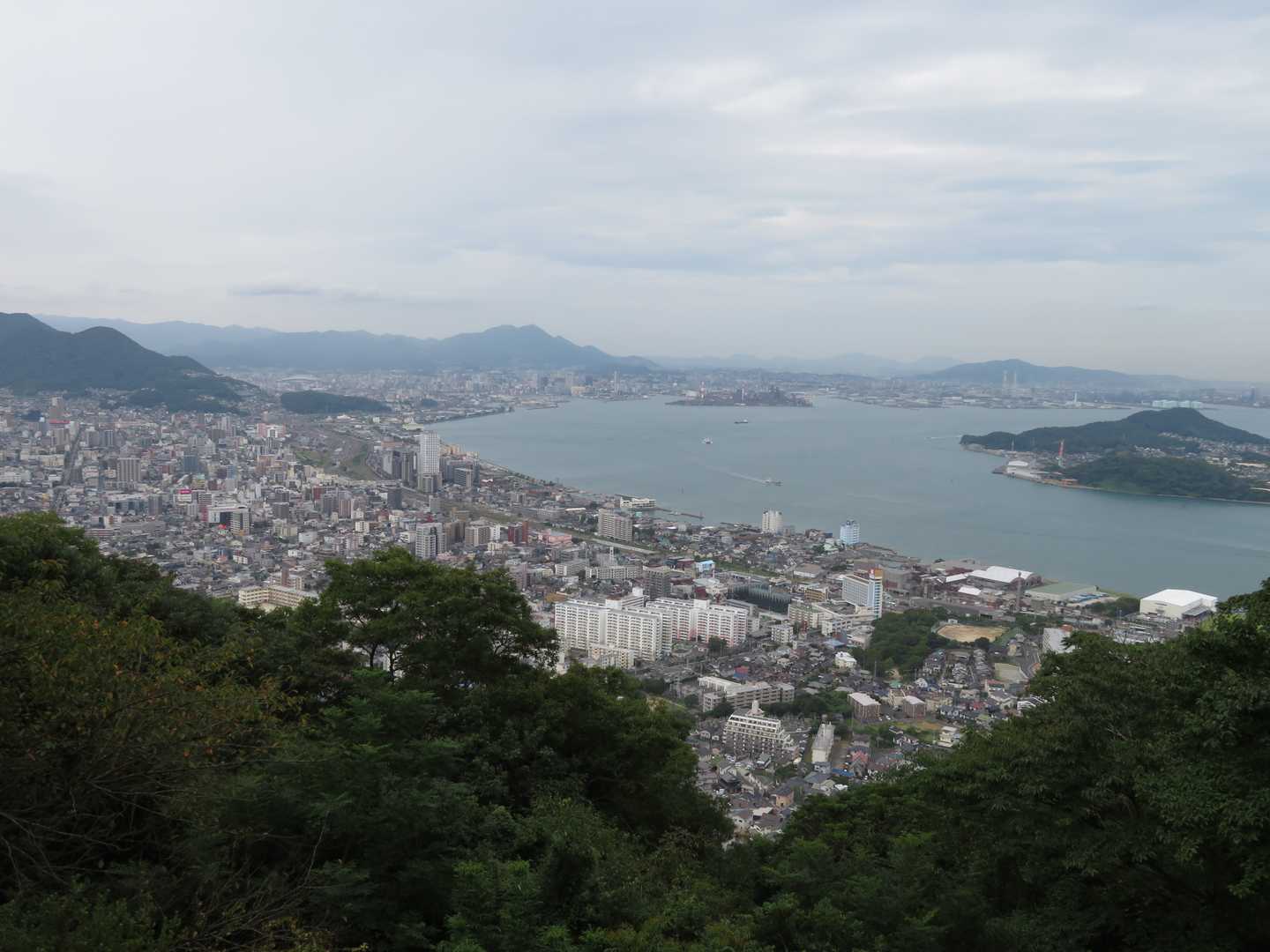 矢筈山から見た関門海峡です。はるか向こうに皿倉山が見えています。