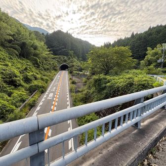 309号線を歩いて跨ぎます。右側の水越トンネルの向こう側は奈良県。
これは振り返って見ています。