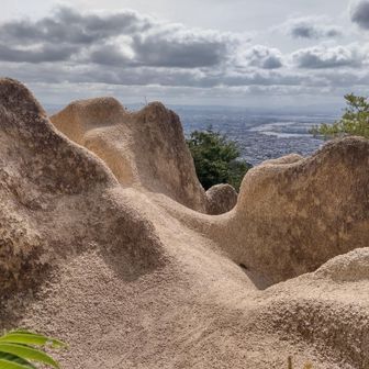 燕岳の頂上付近みたい。六甲アイランド方面が綺麗です