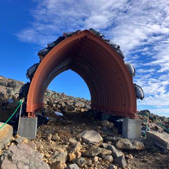山頂付近にはかなり頑丈そうなシェルターがあった。2014年の噴火🌋では、かなりの犠牲者が出たことをハッキリ覚えてる。