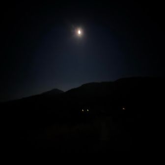 静まり返る夜の山道🌕
ヘッデンなしでも歩けるほどの明るさ