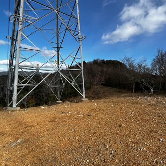 稜線の鉄塔広場に
後で気が付きましたが
ここが梵天山だった？
プレート有ったのかなぁ？