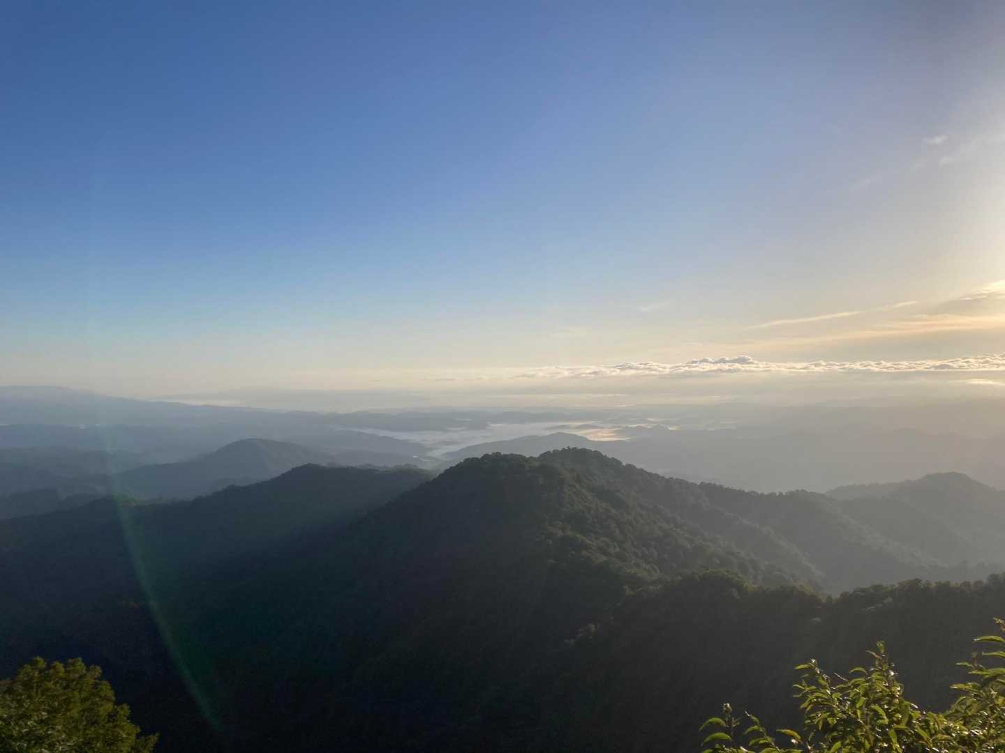 午前中は他の山は雲が多い予報だったので、この時点では予報通りでした。