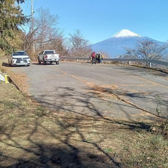 北側に下山
ここの駐車場からだと３分で頂上😆