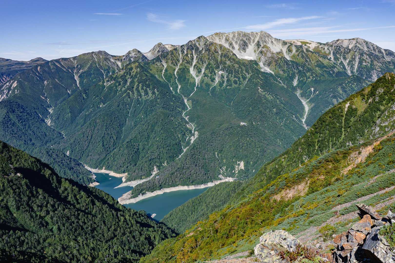 黒部湖と立山。ロープウェイ駅見える