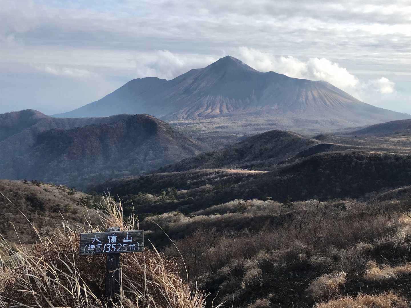 ここからの高千穂峰は左右対称に見えて，かっこいい！鷲が羽根を休めているみたい！