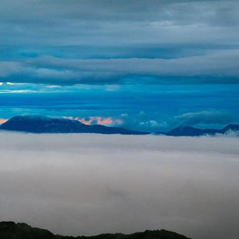 雲の隙間に阿蘇の山々