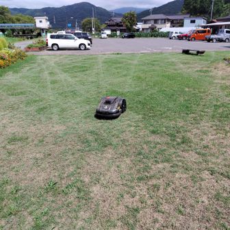１週目終了
今日はルンバ型ロボット芝刈り機稼働中