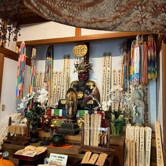 閻魔様？この奥に地獄極楽巡りコースがあって、ちょっと薄暗くてお化け屋敷っぽい。壁に地獄と極楽を描いた絵がかかってました。娘は怖がりながらも楽しんでました。