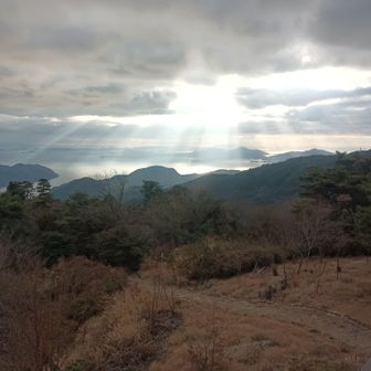 島々を越えた遥か向こうに、佐田岬と別府。