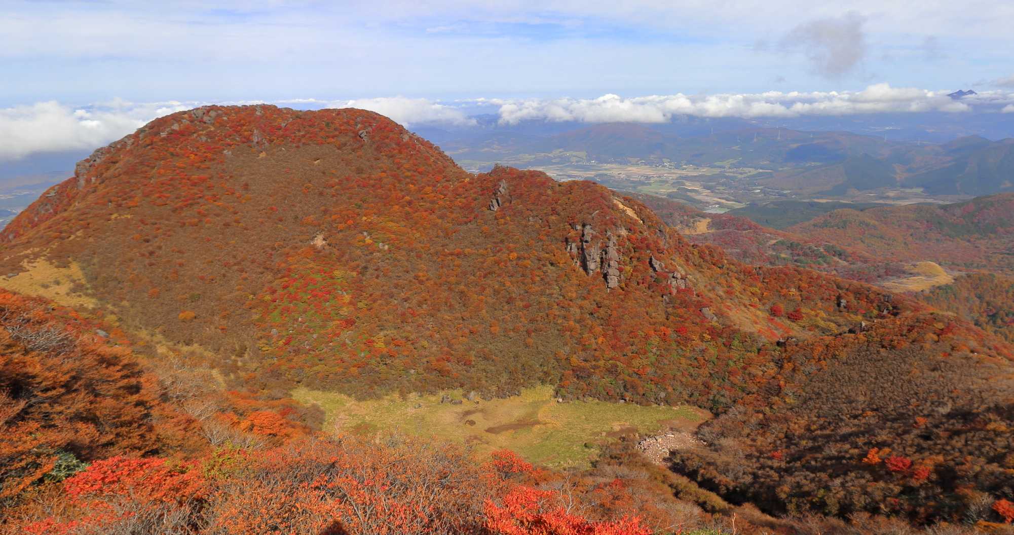 ミヤマキリシマと紅葉どちらも楽しめる三俣山への最短ルートの写真