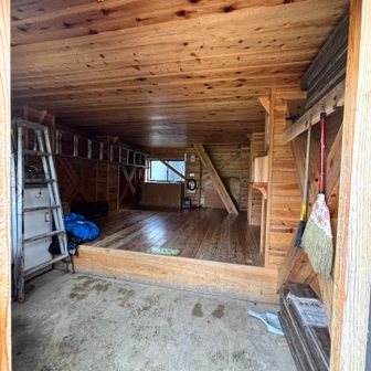 避難小屋の内部