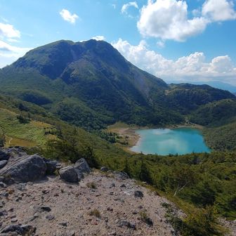 白根山と五色沼に映る雲
群馬県側は雲が出てきたものの、夏らしいちょうどよいバランスで空と山が綺麗でした