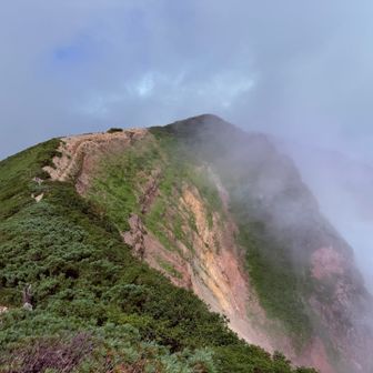 こちらはなかなかの火口縁。