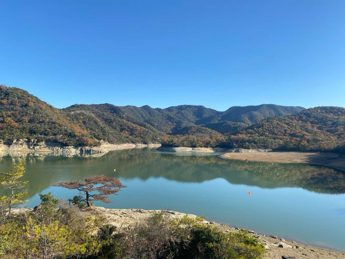 天狗岩と昭和池をめぐる展望抜群の三草山の写真