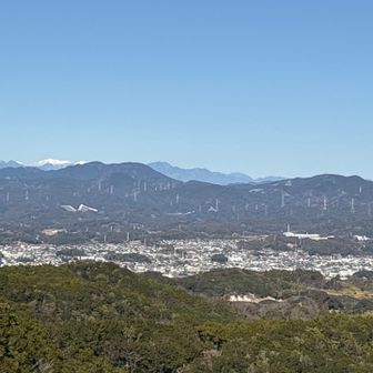 掛川の粟ヶ岳や八高山のみならず、深南部の山々や南アルプスまで見えます