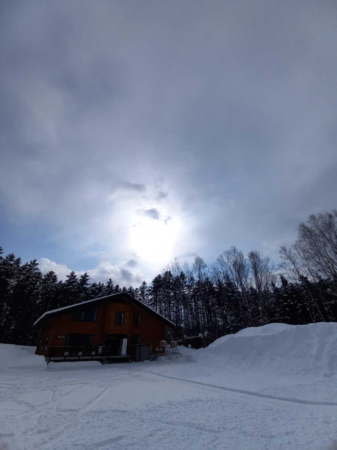 少し青空も見えました🌞
大雪山見えるといいな🤗
駐車場に停めさせて下さい。
と、お願いをしに行きます🤗
