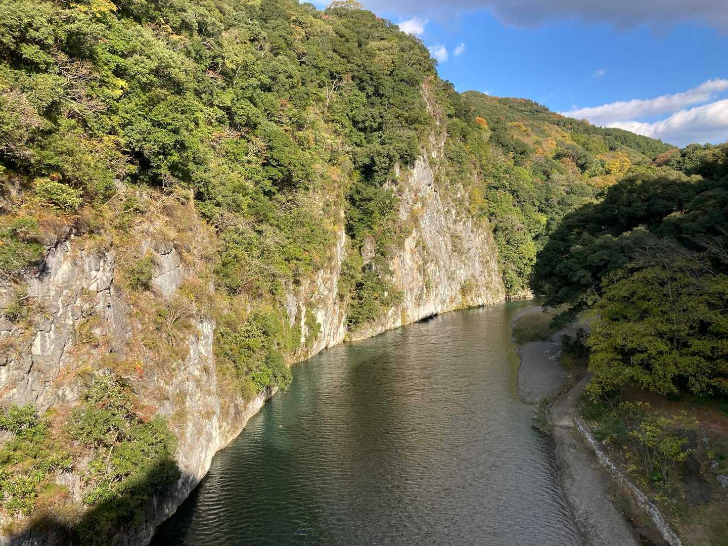 橋の上から「肥後の空滝」

八代海に注ぐ氷川が石灰岩層を侵食してできた高さ75m、幅250mの岸壁

写真じゃ分からないけど水もめっちゃキレイ✨