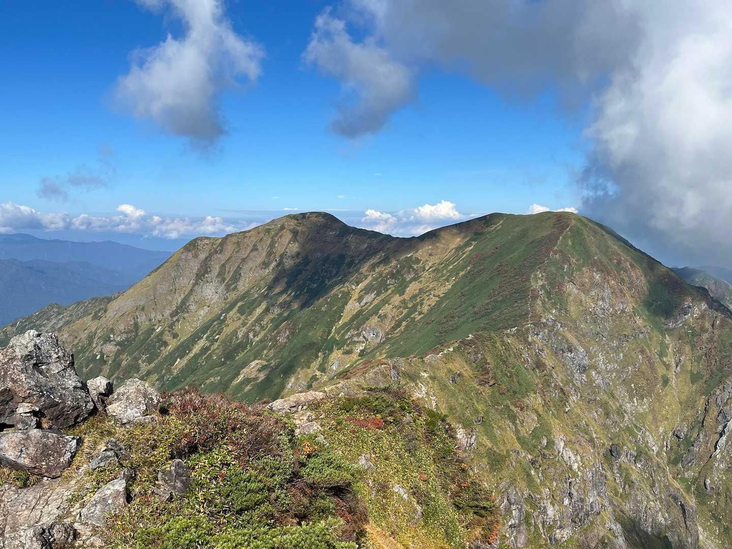 未踏の一ノ倉岳、茂倉岳。
時間早いし途中まで行こうかなと急に思い立ち。
