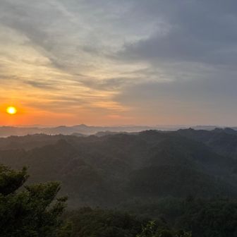 朝日が見えます。見晴らしの良い場所が多く、休憩のベンチが必ず置かれてます。