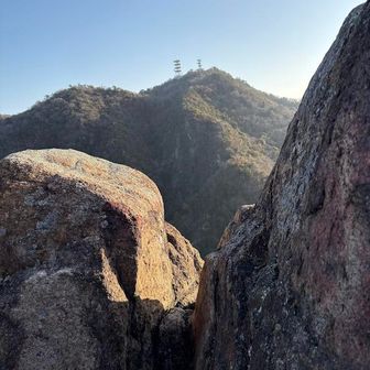 菊水山と菊水ルンゼを岩の間から見た