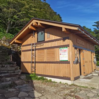 ニノ鎖にある小屋(トイレ)
