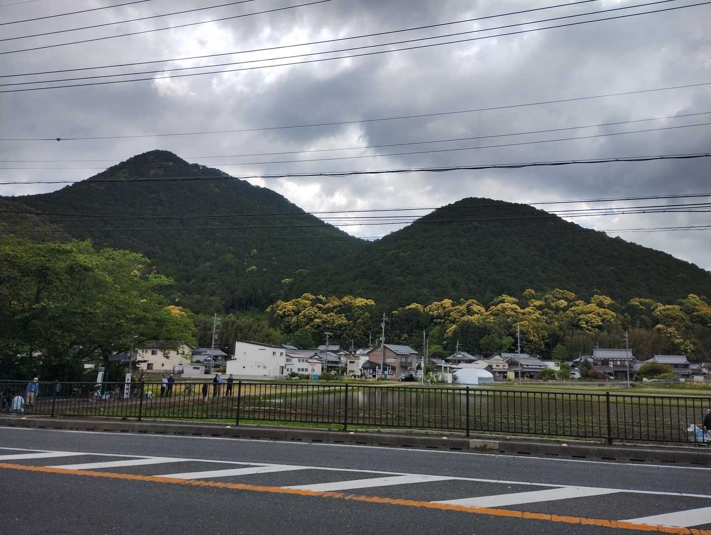 下山。
左が三上山、右が女山。
こんなに登り返したかな？？？
