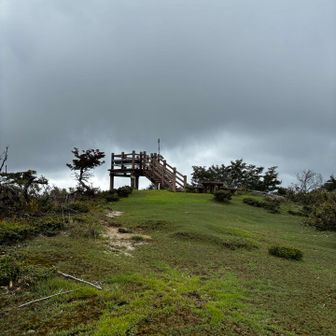 反対側から登頂
雨は降っていないがどんよりと曇り

予想はしていたが山頂には誰もいない