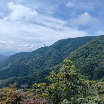 往路、屏風岩から獅子岩へ。
獅子岩。ドコモ子持無線中継所を臨む。(前の写真の左側)
