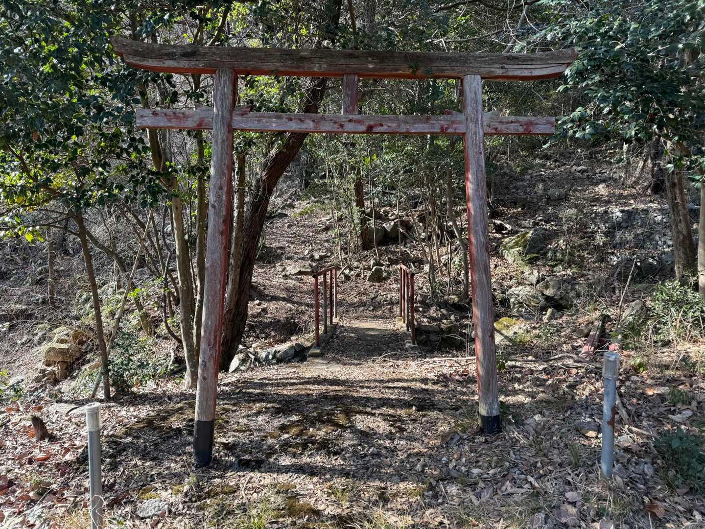 登山口近くに鍋森神社。