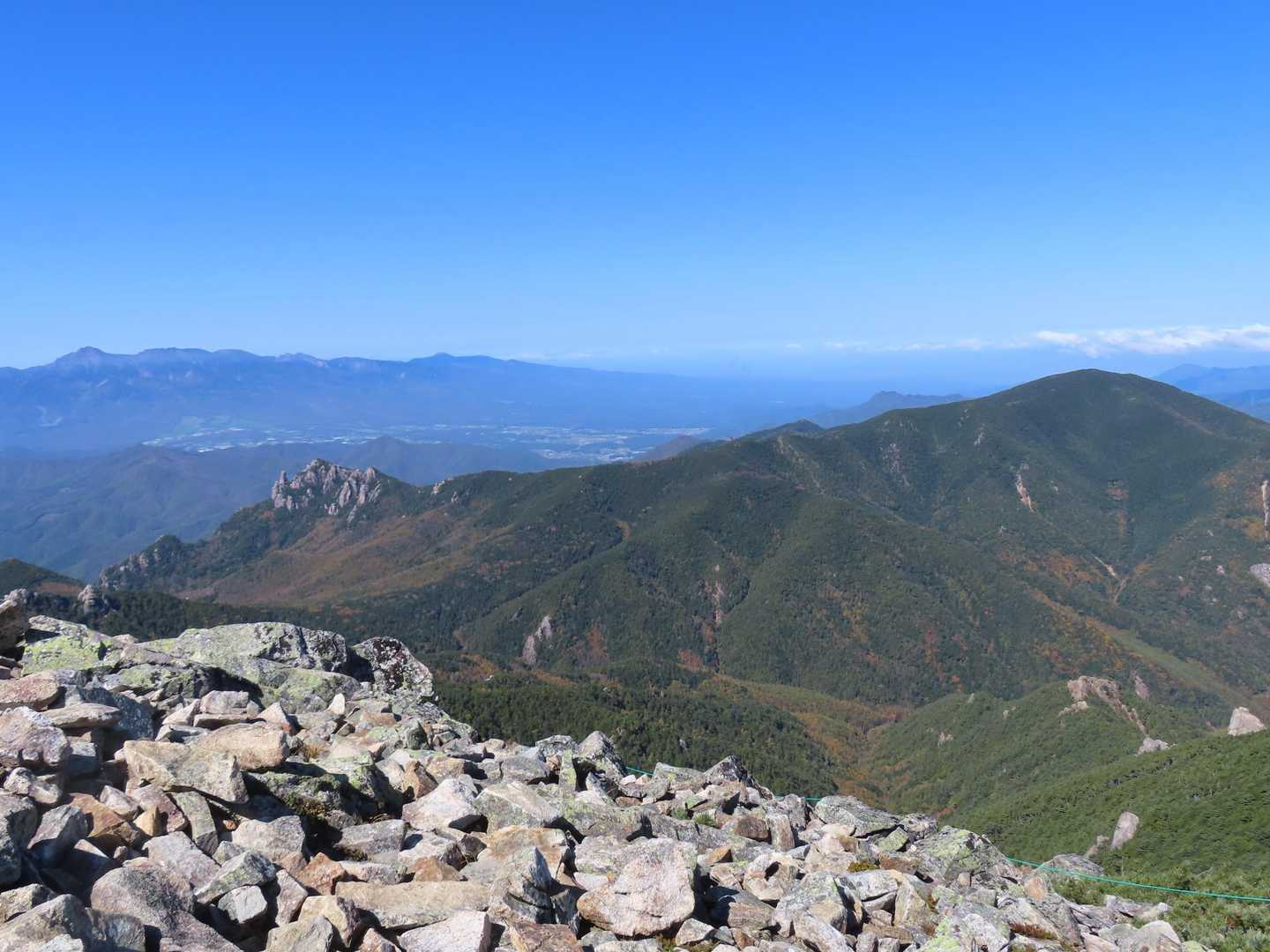 瑞牆山の右にある大きな山は小川山
