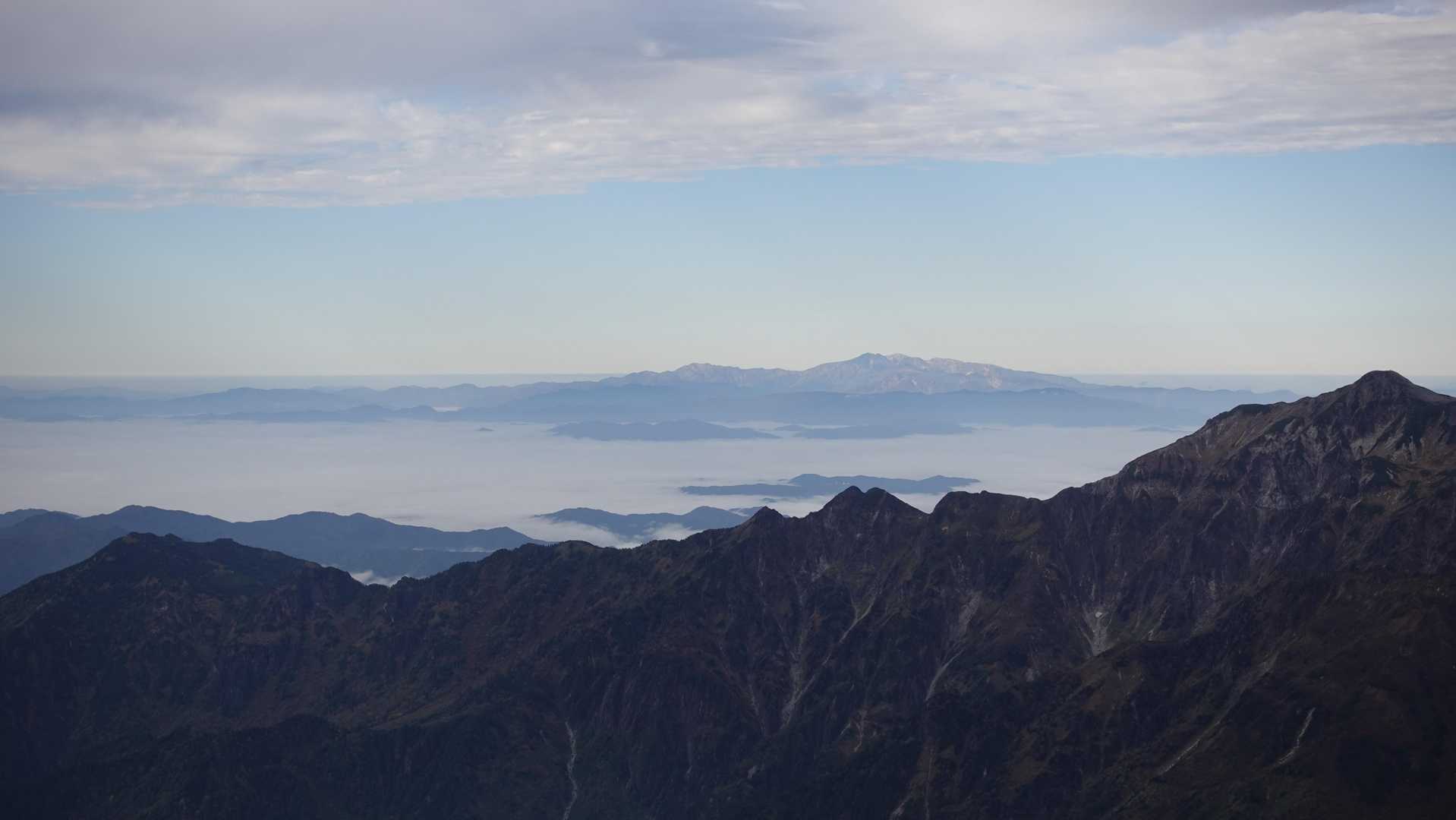 白山にだけ陽があたり、神々しい。
流石、三霊山の一つ
