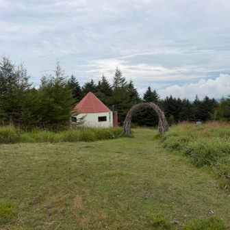 あの赤い屋根の可愛いのが避難小屋
内壁は断熱仕様だった。コレもエコーバレーが営業していた時の名残り
すぐ裏はリフトの駅だしね