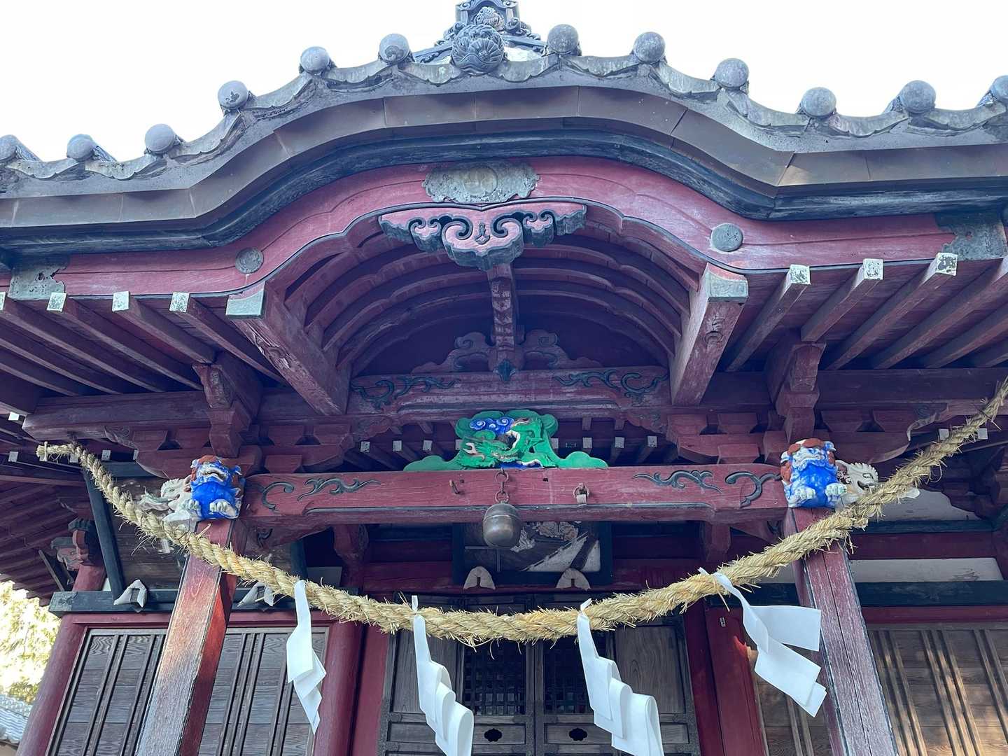 おトイレのある駐車場に車を停めて、
青と緑が印象的な神社にみんなでお参りして、今月のお山活動スタートです♪

