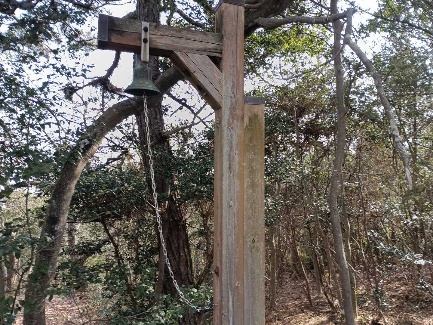 ここの頂上にも鐘がありました。