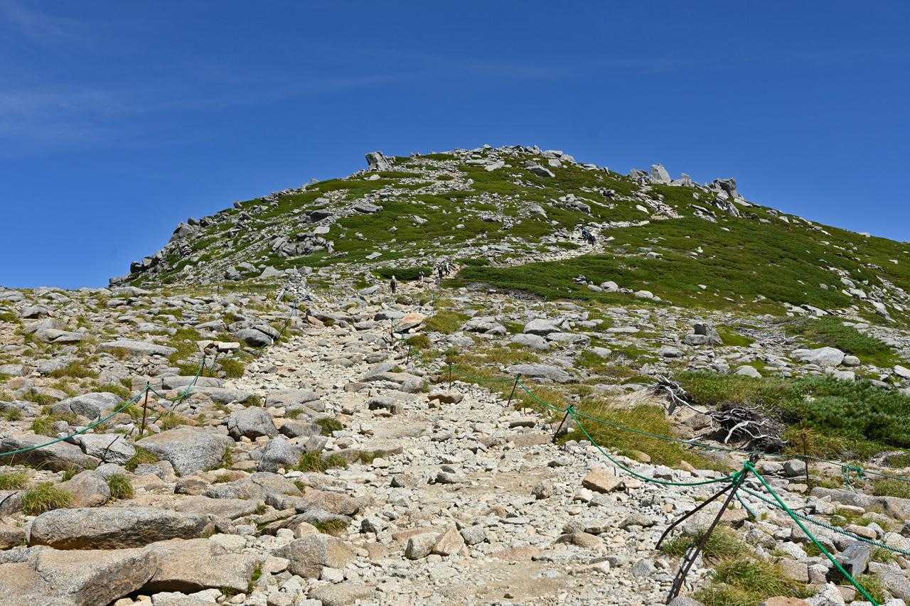 高速道路のような登山道を中岳へ向けて登っていく