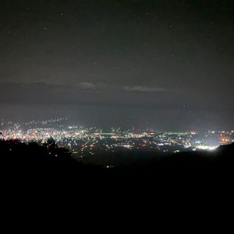 自分にとっては100万ドルの夜景🌃

……それにしても暑い！もう太陽出てます？って思うくらい。オーバーヒートしてます🥵
