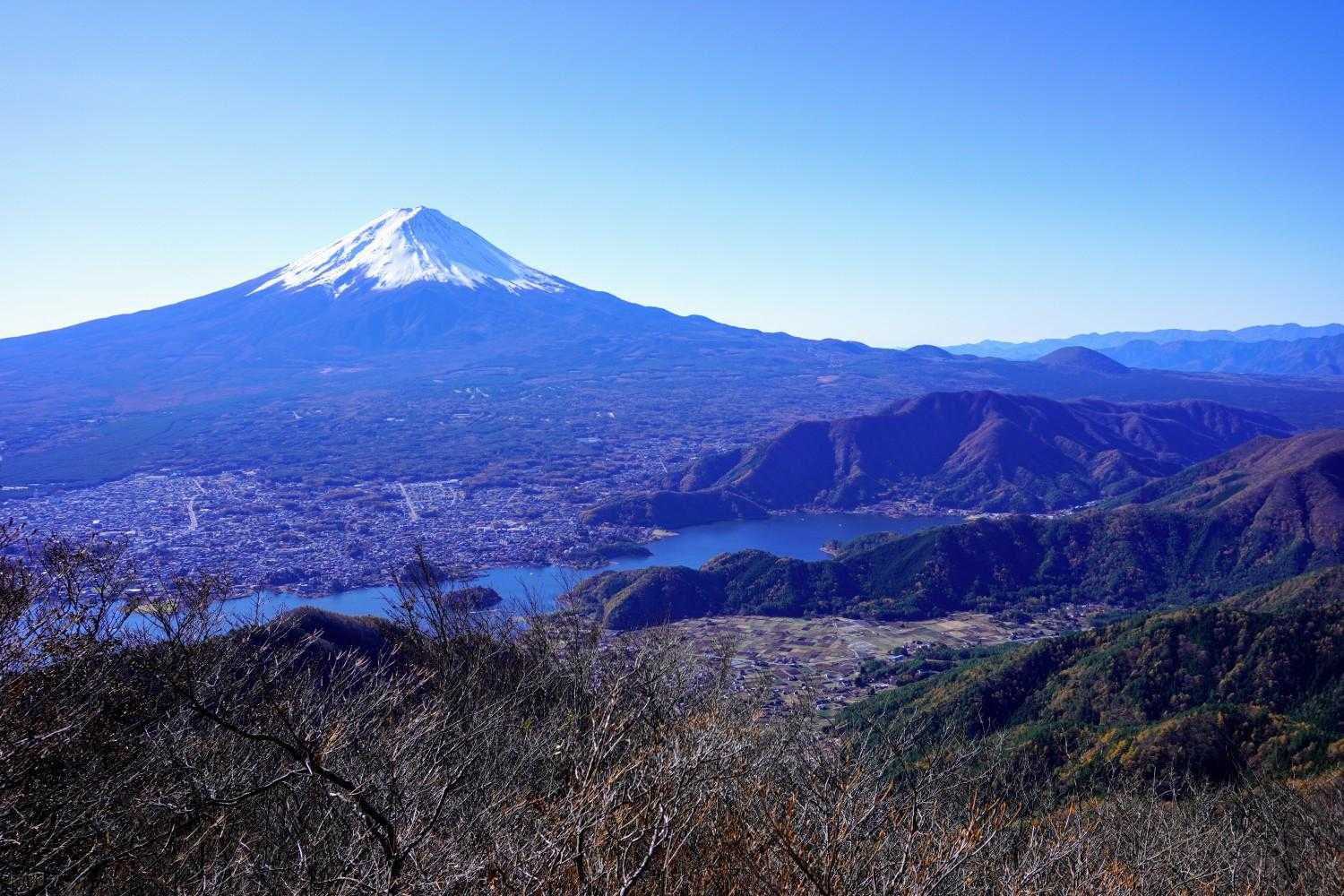 展望台からの景色ｵｵｰw(*ﾟoﾟ*)w
河口湖と富士山🗻
コレもいい〜😍、いい〜🤩🎶

このあと、破風山、ツインテラスまで縦走予定でしたが、時間的に厳しいので、今日は諦めました😆この景色をゆっくり、たっぷり楽しみます😍