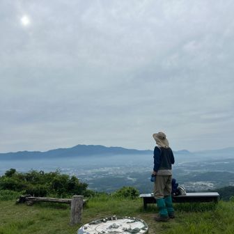 　　曇り空に微かに太陽が☀️