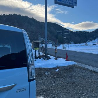 Google mapに騙されました…

湖西道路からダイレクトに朽木スキー場にアクセスするルートを示されその通り進むも、冬季通行止め(地元車・作業車除く)…

カーナビでは通行止めの表示だったけど、今年は雪が少なくて解除されているのかなぁと思ったのが運の尽き…

余分に30分くらい遠回りして朽木スキー場駐車場に到着

車は自分だけポツン