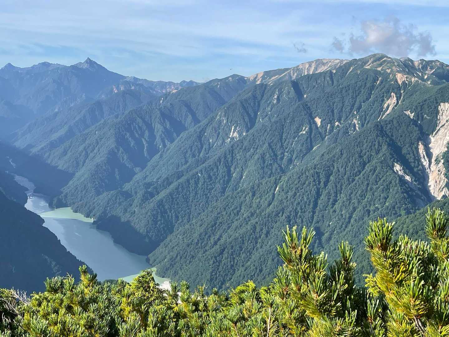 槍ヶ岳と野口五郎岳(白っぽい山)。
