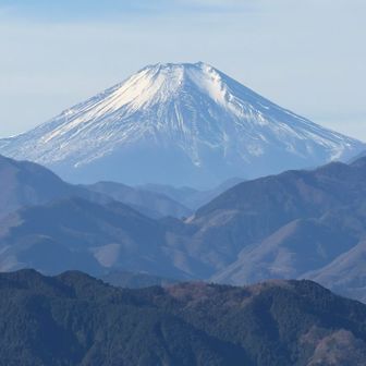 やっぱり富士山はいいな。先週、菊花山で見た時より雪化粧が増えていました。